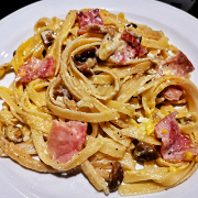 Сливочная паста с беконом и грибами шимеджи