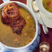 Гороховый суп с мятой и свиной рулькой