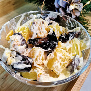Салат из курицы с ананасами, грибами и сыром
