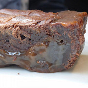 Брауни шоколадный с пеканом и ликером