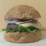Гамбургер из говядины с руколой и красным луком