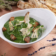 Крем-суп из шпината и щавеля с белыми грибами