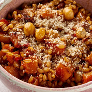 Салат из полбы с тыквой, нутом и кедровыми орехами