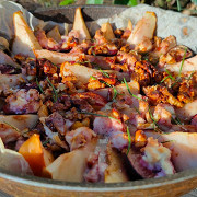 Фрукты с сыром и орехами