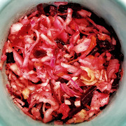 Розовый салат из квашеной капусты с горчичным маслом