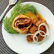 Штрудели с курицей, морковью и луком, запеченные в духовке
