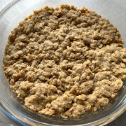 Крамбл с яблоками и овсянкой
