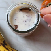 Ленивый йогурт с чиа, семенами льна и фруктами