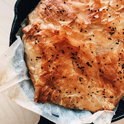 Пирог-шаверма из курицы с соусом из тхины и йогурта