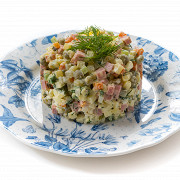 Классический оливье с колбасой и яблоком