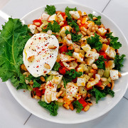 Овощной салат с яйцом и сметаной