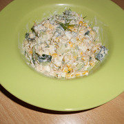 Салат с тунцом, кукурузой и огурцом