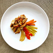 Куриные слайсы с тушеными овощами