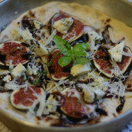 Пицца с моцареллой, горгонзолой, говядиной, инжиром и бальзамическом соусом