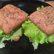 Сэндвич с жареным лососем