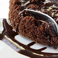 Горячий шоколадный десерт с ликером