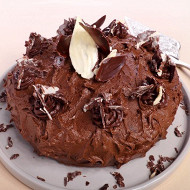 Шоколадный торт с малиной и трюфелями