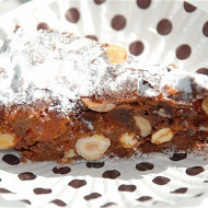 Шоколадный панфорте (пирог из орехов и сухофруктов)