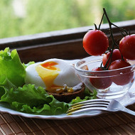 Яйцо пашот с тостом и овощами