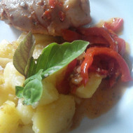 Курица с соусом «Взрыв сезонных овощей» и отварным картофелем от кулинарного импровизатора Пивного Антона
