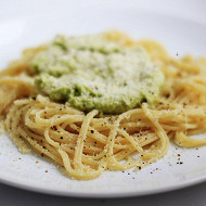 Спагетти с авокадо и чесноком