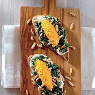 Бутерброд с щавелем, творожным сыром и морковным муссом