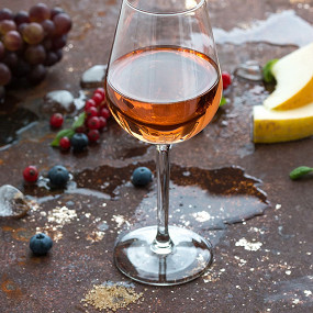 Почему вино пахнет гвоздикой, перцем, смородиной и разными фруктами?
