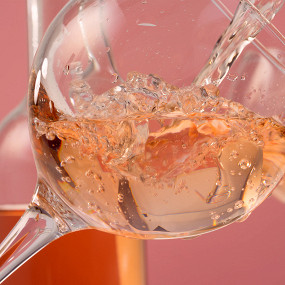 Розовые вина: все, что нужно знать о главном напитке лета