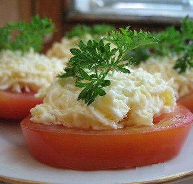Салат с помидорами, моцареллой и руколой