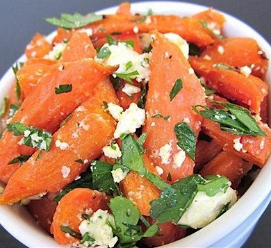 Салат из моркови и сыра с чесноком