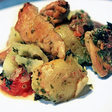 Запеченная картошка с бедрами курицы, в духовке