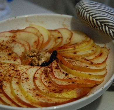 Видео: Как просто запекать яблоки в духовке