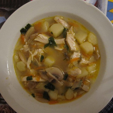 Сырный суп с шампиньонами, курицей, картошкой и сельдереем