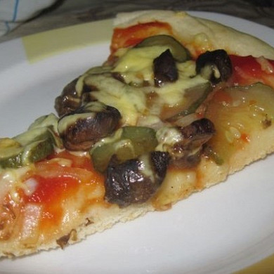 Секреты приготовления пиццы с соленым огурцом и помидорами
