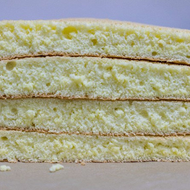 Тонкие бисквитные коржи для торта испечённые на противне не требующие разрезания