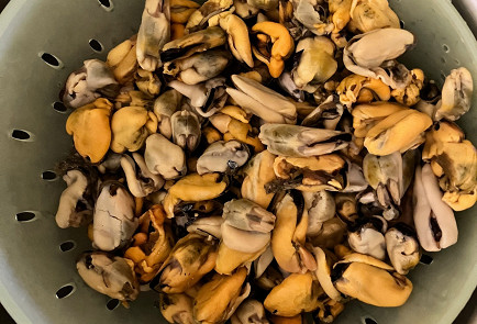 Фото шага рецепта Мидии под сливочнолуковом соусом 190844 шаг 1  