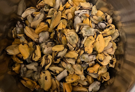 Фото шага рецепта Мидии под сливочнолуковом соусом 190844 шаг 2  