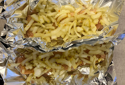 Фото шага рецепта Горбуша в фольге с маринованным луком 190843 шаг 10