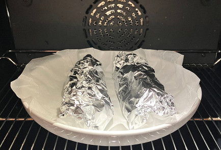 Фото шага рецепта Горбуша в фольге с маринованным луком 190843 шаг 12