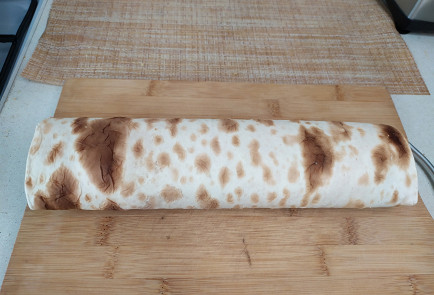 Фото шага рецепта Рулет из лаваша с творогом 190884 шаг 8  