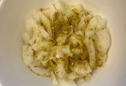 Фото шага рецепта Горбуша в фольге с маринованным луком 190843 шаг 4