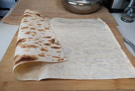 Фото шага рецепта Рулет из лаваша с творогом 190884 шаг 4  