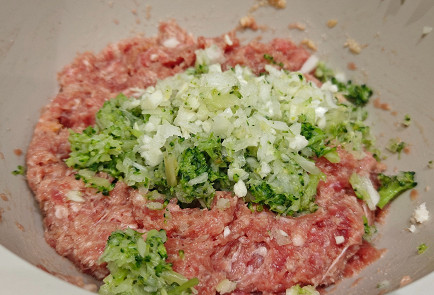 Фото шага рецепта Котлеты из домашнего фарша с брокколи 190882 шаг 7