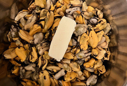 Фото шага рецепта Мидии под сливочнолуковом соусом 190844 шаг 3  