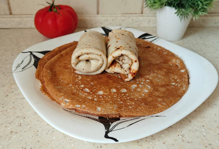 Фото шага рецепта Блинчики с адыгейским сыром и помидором 190890 шаг 10