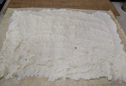 Фото шага рецепта Рулет из лаваша с творогом 190884 шаг 5  