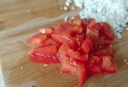 Фото шага рецепта Блинчики с адыгейским сыром и помидором 190890 шаг 9