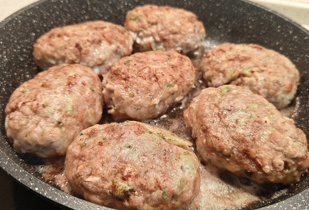 Фото шага рецепта Котлеты из домашнего фарша с брокколи 190882 шаг 11