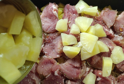 Фото шага рецепта Свиная вырезка пофранцузски с ананасами 190869 шаг 10  