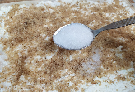 Фото шага рецепта Рулет из лаваша с творогом 190884 шаг 7  